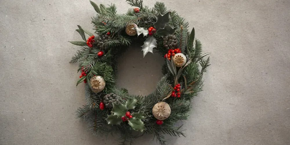 Next week you could attend a wreath making class in the NQ! buff.ly/3DBP17n