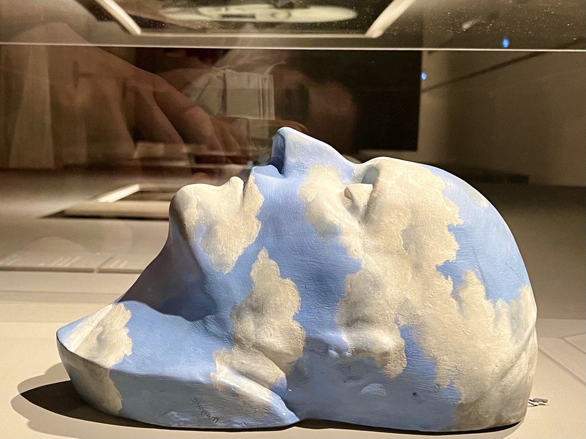 JoaTorreblanca's tweet photo. #AnalogíasDeArte.

«Peña de los Enamorados», Antequera.

«El futuro de las estatuas», René Magritte. https://t.co/SjnZAQfbPf
