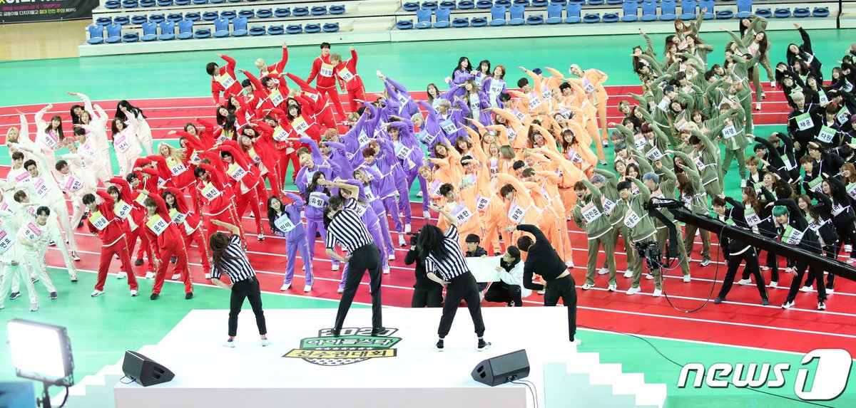 torantantan's tweet photo. 유난히 맨뒤에서 엉망진창인 사람들 https://t.co/9sYPEcWRo8
