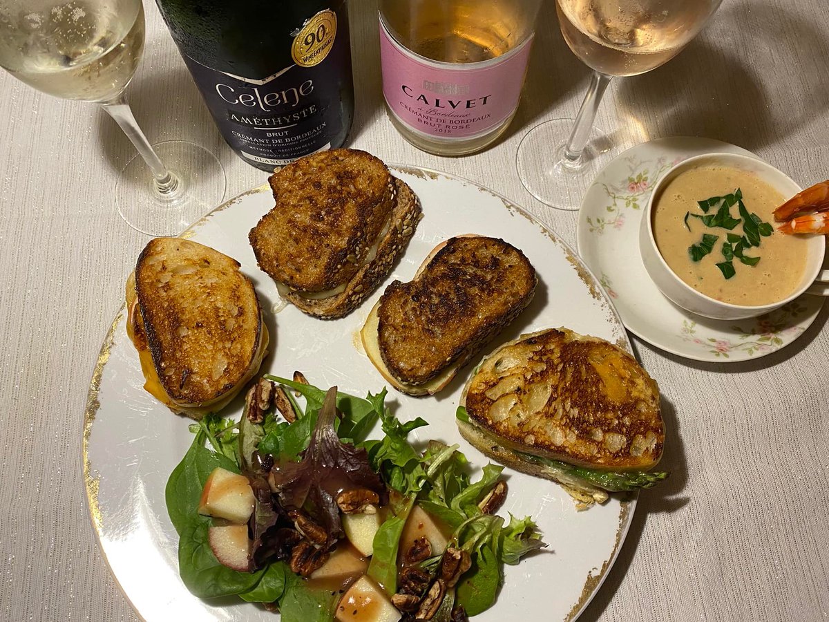 ArtPredator's tweet photo. A8 We had oysters plus we made sherry shrimp she crab bisque and gourmet grilled cheese plus an apple salad to pair with our affordable Bordeaux bubbles. #Winophiles https://t.co/M3KKNHjXKr #ClinkDifferent @CalvetWines https://t.co/uYeh0Lufun