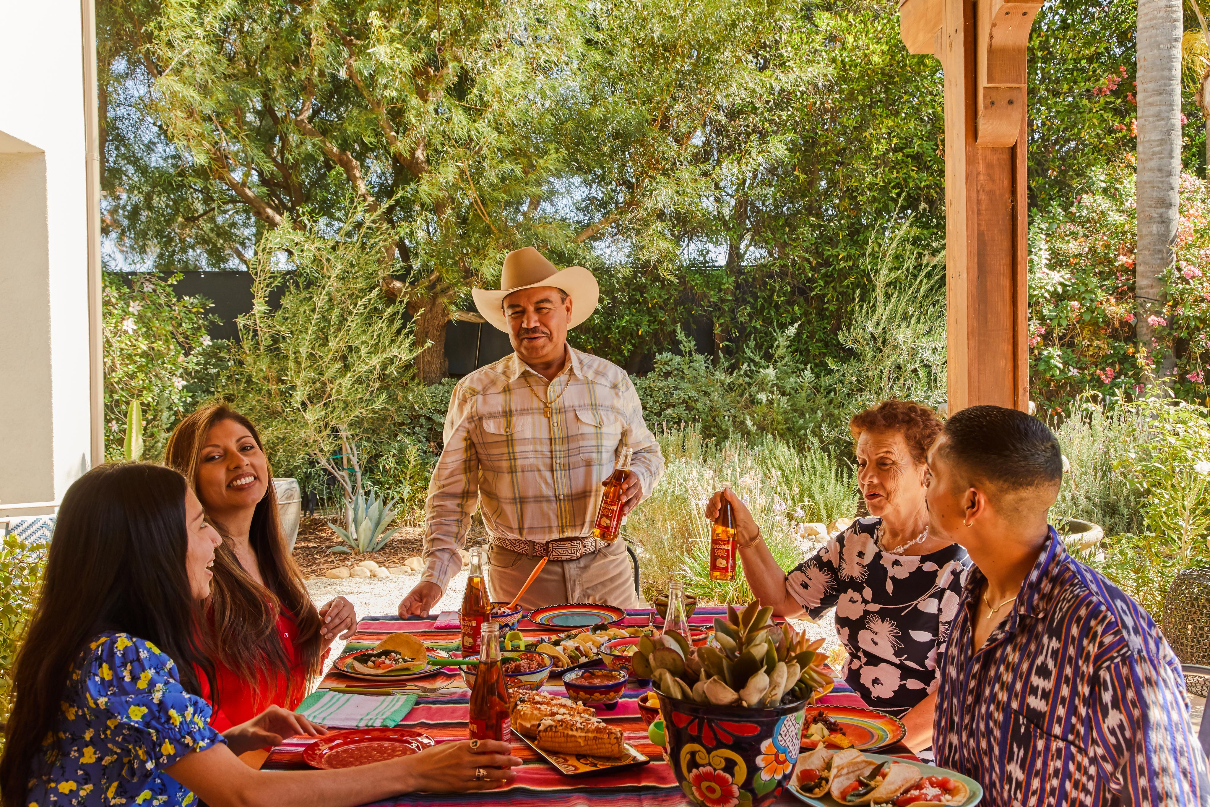 Manzanita Sol on X: "Next time you're eating with family, pass around the  #ManzanitaSol. Food with family always tastes better with a little apple  soda! #SaturdayGatherings #Familia #Tradiciones https://t.co/VNPXmcLOBS" / X