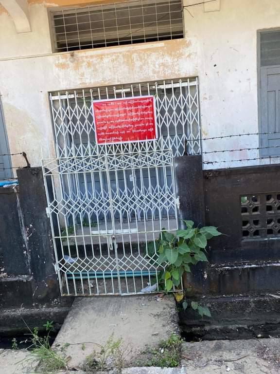 Bay_Lay_88's tweet photo. It's reported that SAC troops in large number made consecutive illegal SEALING in MaUPin downtown, house of Ko HtikeHtike being used as PyoeKhinThit charity foundation &amp; houses. #Nov20Coup #WhatsHappeningInMyanmar #HumanRightsViolations https://t.co/oklIwUX9tY