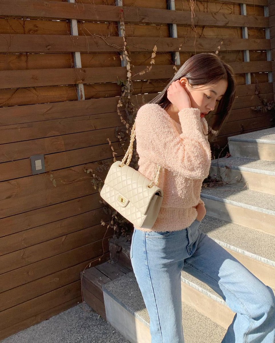 ChloeFeng18's tweet photo. Camera-girl ✌️✌️ https://t.co/ExMYA9lj4N