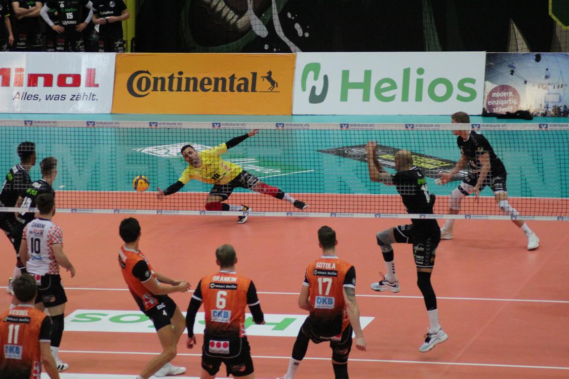 (lh) Der erste Satz geht mit 25:21 an die @BRVolleys. Damit 0:1 (21:25) gegen unsere @heliosgrizzlys #Giesen #GOGRIZZLYS #heliosgrizzlys #Roartime #spurenhinterlassen #Hildesheim @VOLLEYBALL_BL