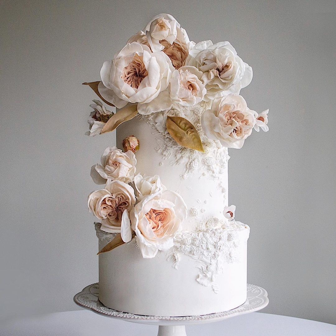 @cynthiairanidesign absolutely winning us over with this beautiful cake! What a treat 🍰🌸 #weddingcake #cynthiairanidesign #cynzcakes #sugarflowers #elaboratecakeideas #wedding #weddinginspiration #floralwedding
