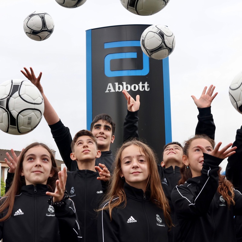 AbbottNews's tweet photo. For #WorldChildrensDay, we invited 10 students from a local @Fun_RealMadrid Social Sports School to visit our nutrition facility in Granada to learn about healthy nutrition, STEM, and ways they can achieve their big goals as they grow up. #TeamUpForKids