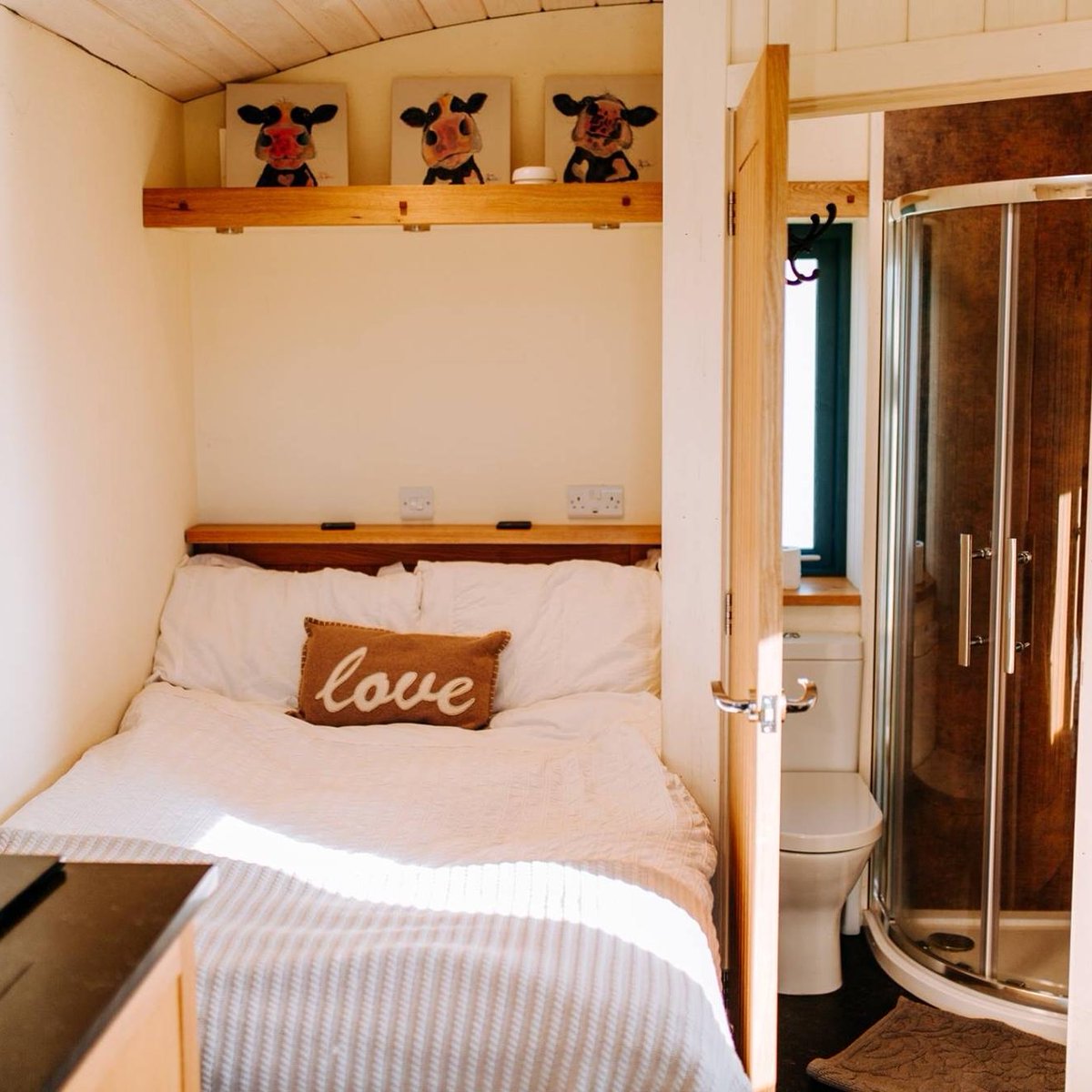 GlampinglyHQ's tweet photo. A cosy Yorkshire cabin, within walking distance of Beverley, crafted from straw bales. There's no scrimping on comforts – think en-suite shower &amp; a fitted kitchen – but it's all done with the environment in mind &amp; gives it a connection to the farm setting: https://t.co/rxzAjaYGDM https://t.co/aaRSmebHHa