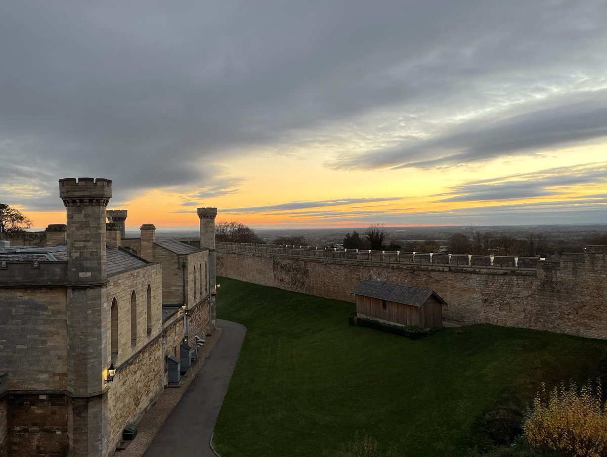 Rach_Archaeo's tweet photo. Winter Sunset Skies from the walls of @LincolnCastle https://t.co/vuLoIvRmh7