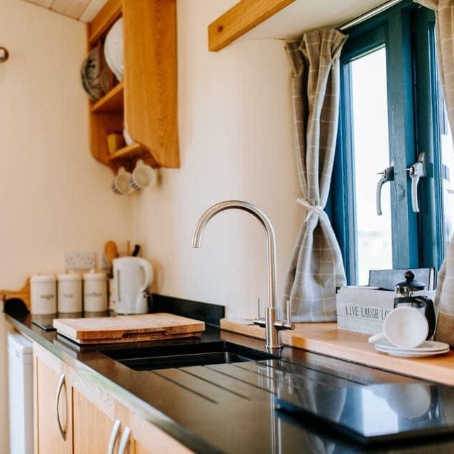 GlampinglyHQ's tweet photo. A cosy Yorkshire cabin, within walking distance of Beverley, crafted from straw bales. There's no scrimping on comforts – think en-suite shower &amp; a fitted kitchen – but it's all done with the environment in mind &amp; gives it a connection to the farm setting: https://t.co/rxzAjaYGDM https://t.co/aaRSmebHHa