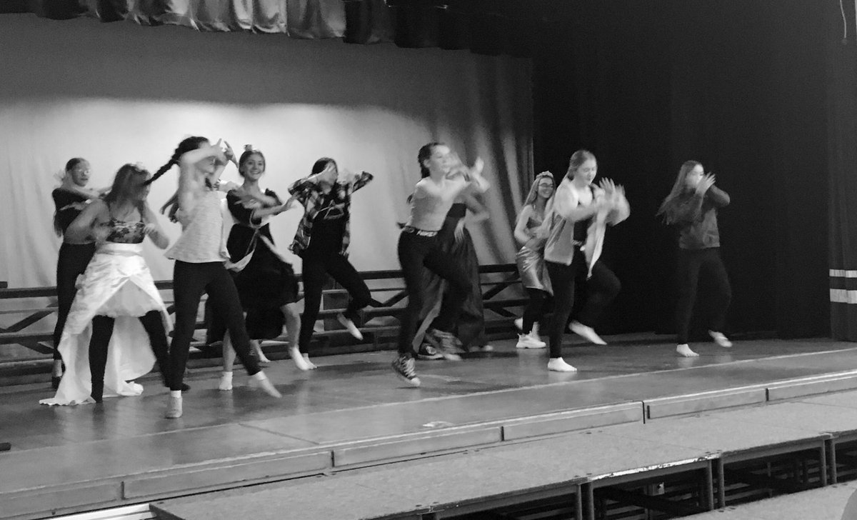 DramaUptonFCJ1's tweet photo. Brilliant Day! Thank you to all who attended the weekend rehearsal today, for this years ‘Showcase’ 🎭🤗 what a talented lot you are! It’s nearly showtime!!! ✨🙌🏻🎟 #showcase2021 @uptonhallfcj @ArtDesignUpton @UptonHallMusic @DramaUptonFCJ1 https://t.co/YMUghYvTBe