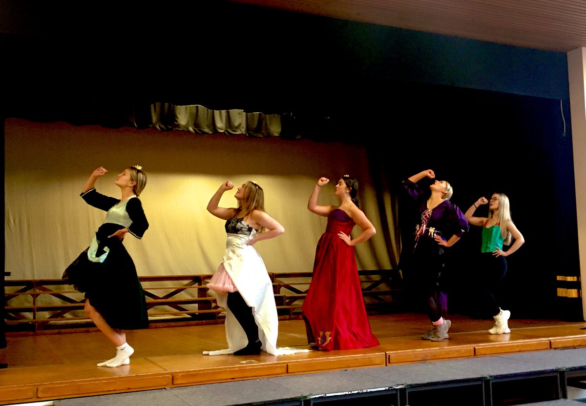 DramaUptonFCJ1's tweet photo. Brilliant Day! Thank you to all who attended the weekend rehearsal today, for this years ‘Showcase’ 🎭🤗 what a talented lot you are! It’s nearly showtime!!! ✨🙌🏻🎟 #showcase2021 @uptonhallfcj @ArtDesignUpton @UptonHallMusic @DramaUptonFCJ1 https://t.co/YMUghYvTBe
