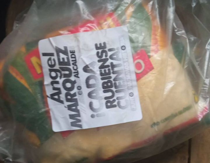 donvale1441's tweet photo. Pasaron más de 8 meses para que entregarán el clap y ahora días antes de las elecciones vienen con publicidad y comida en mal estado.
Coincidencia no lo creo! https://t.co/2XPEmjzMAh