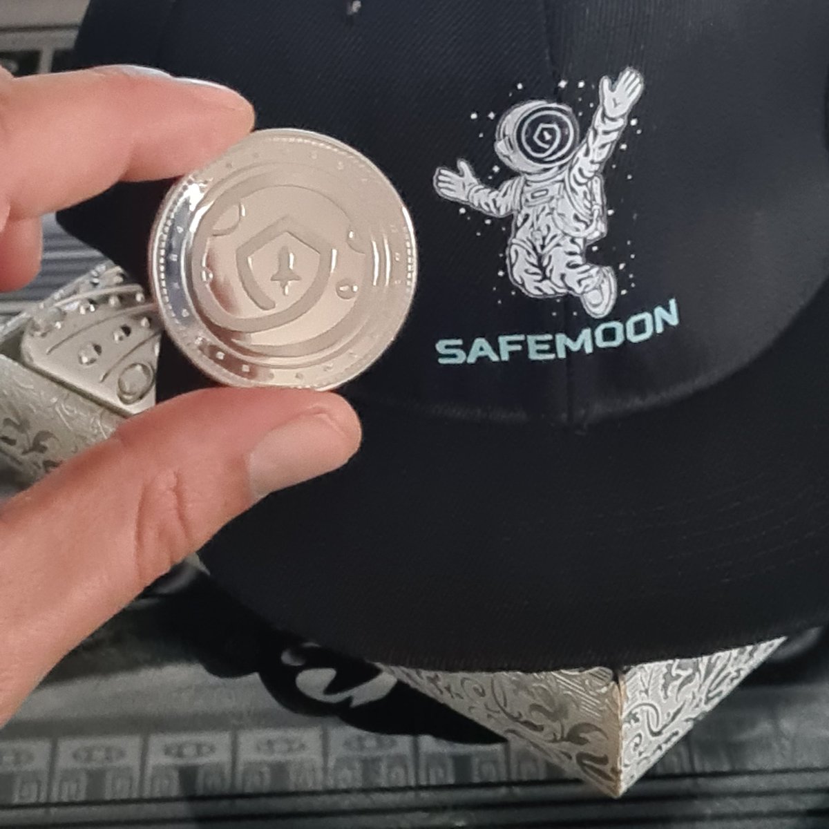 Carthag0o's tweet photo. Yoo i just hitted 1K #Safemoon followers🎉 thats awesome! To celebrate and show my appreciation i'm gonna give 5 of this coins away. All you have to do is retweet this post,like and follow (if you didnt) . 

Show me the #SAFEMOONARMY power!💪🏼🔥💚🚀 

#SAFEMOONV2 
#SAFEMOONWALLET https://t.co/t9fQ1pfPba