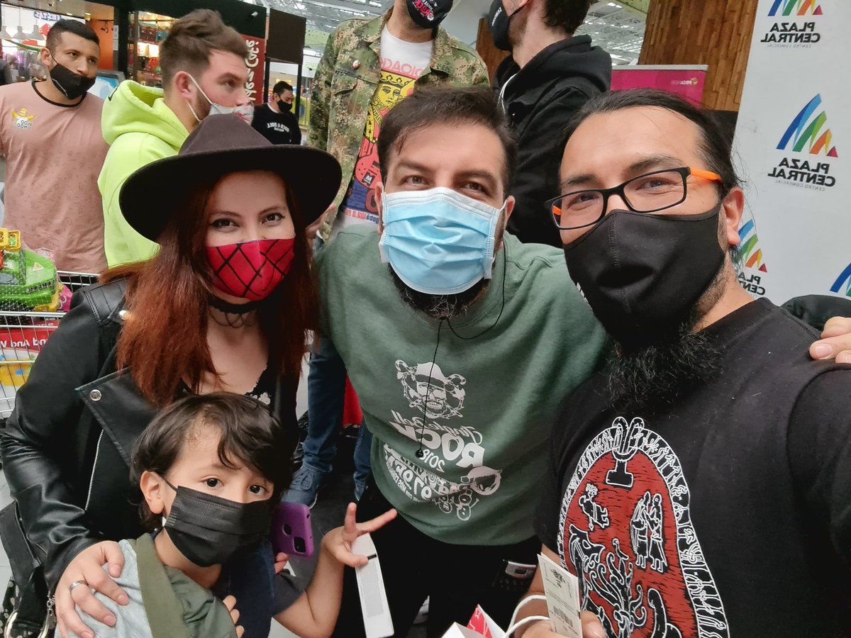 MisterMechas's tweet photo. @Radioacktiva_ #RecambioJBR ya con boletas en mano, y esperando una feliz Navidad para los niños rockeros https://t.co/QG7dXKtotT