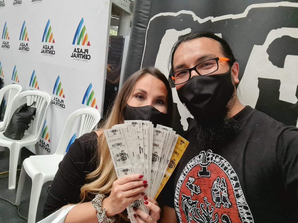 MisterMechas's tweet photo. @Radioacktiva_ #RecambioJBR ya con boletas en mano, y esperando una feliz Navidad para los niños rockeros https://t.co/QG7dXKtotT