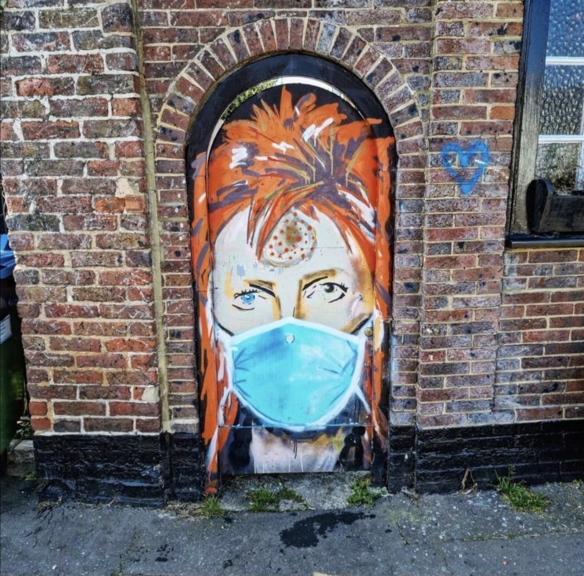 The_Real_IMAN's tweet photo. #ArtSaturday Bowie street art #Bowieforever https://t.co/vThWNRceWv