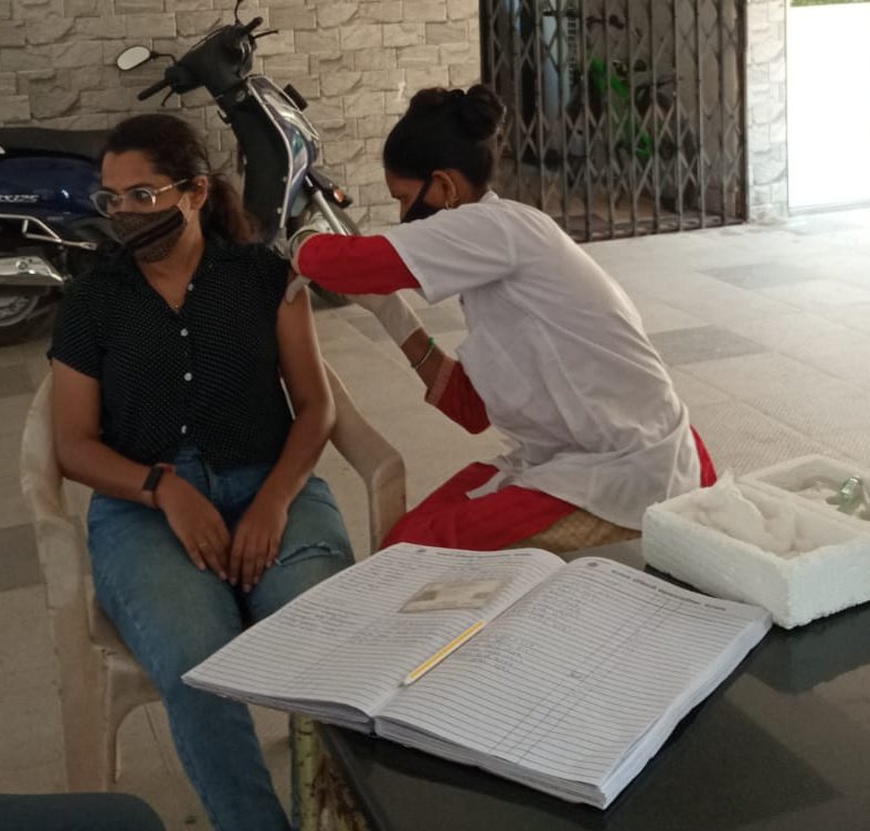 RasikaOfficial's tweet photo. Second dose done!
अजूनही सुई टोचून घेताना बघण्याची हिम्मत नाही!
💉🙈
#ɢᴇᴛᴠᴀᴄᴄɪɴᴀᴛᴇᴅ #vaccine #covishield #covid_19 #covid #covidvacccine #covi̇d19 #covidsucks #second #dose #seconddosedone💉✔ #rasikachavan #vaccinoobbligatorio #vaccinecentury #vaccination #COVID19 https://t.co/XA0Ww9WK79