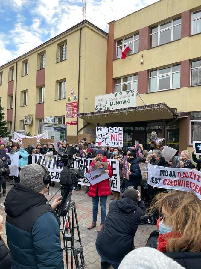 PracDem's tweet photo. W sobotę również odbyła si demonstracja bliżej granicy – w Hajnówce. Miejsce dzieci nie jest w lesie! Stop polityce okrucieństwa i śmierci.! https://t.co/tsjHEzny9E