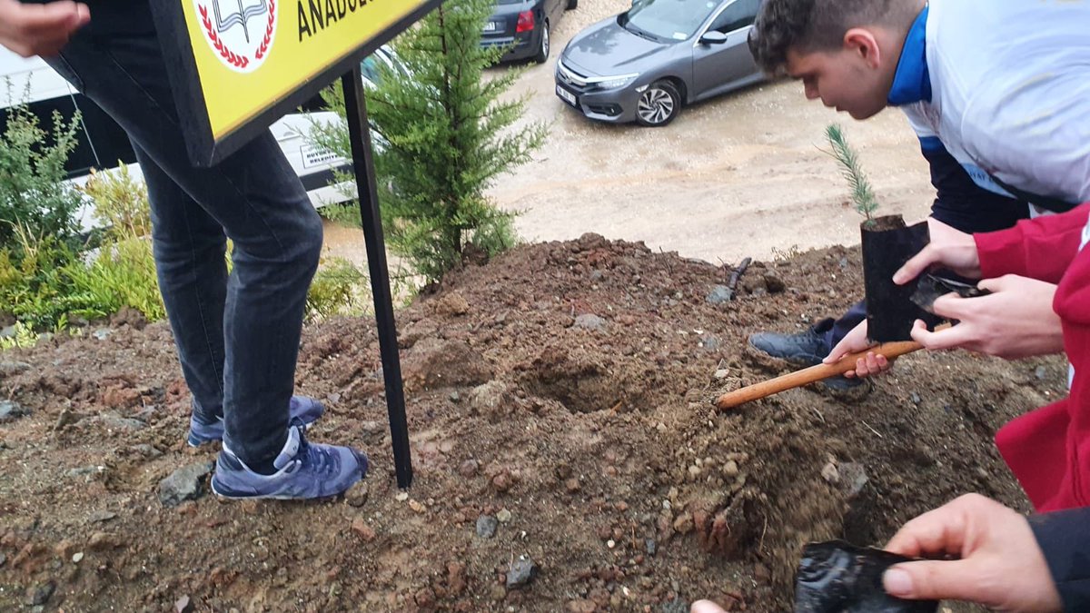 Selim Nevzat Şahin Anadolu Lisesi Çevre Koruma ve  eTwinning Kulübü danışman öğretmenleri F.Hasde ve Y.Tüleylioğlu ile gönüllü öğrencilerimiz bugün Alahan’da gerçekleştirilen “Hatay’a Hayat Olmak için Ağaç Dikme Etkinliği”nde yerini aldı.🌲🌲🌳🍂☘️