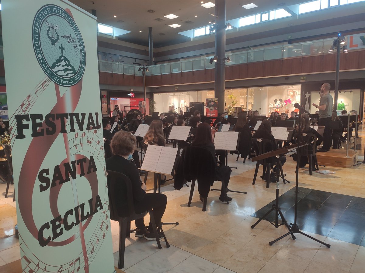 AMCT_OFICIAL's tweet photo. 🟢SANTA CECILIA| Queremos agradecer al Centro Comercial Thader su ofrecimiento para celebrar los conciertos de nuestras Bandas con motivo de Santa Cecilia. Solo podemos decir que la Banda Infantil y Juvenil han estado espectaculares. Hay futuro!!💚💚 https://t.co/1Uxirsr3OX