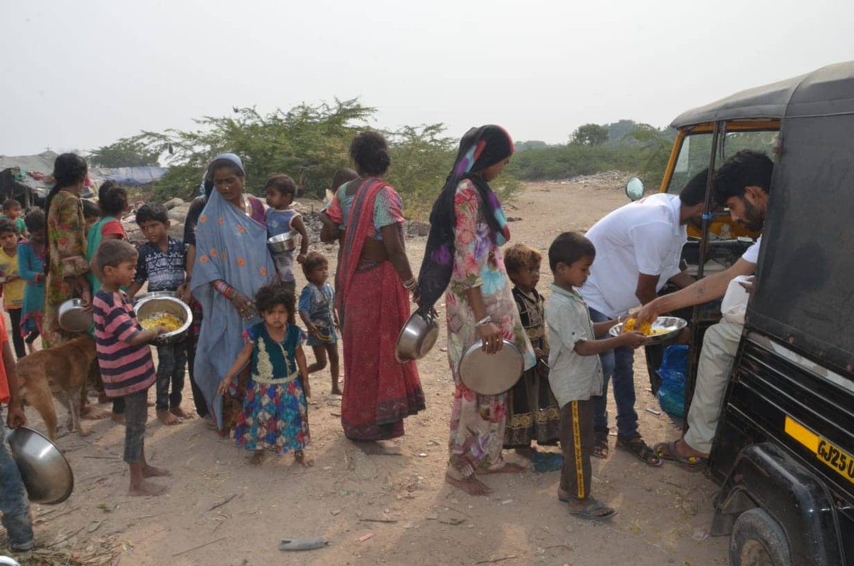 F1Humanity's tweet photo. First Humanity Foundation India Team Organize Food camp in Porbandar Gujarat our volunteer sourastra Gujarat head Sushil Modha. #AnupamaAgnihotri #firsthumanityfoundation #manisharanawat #tamilnadu #dubai #Mumbai #Gujarat #Varansi #india https://t.co/IA6hjLOuN0