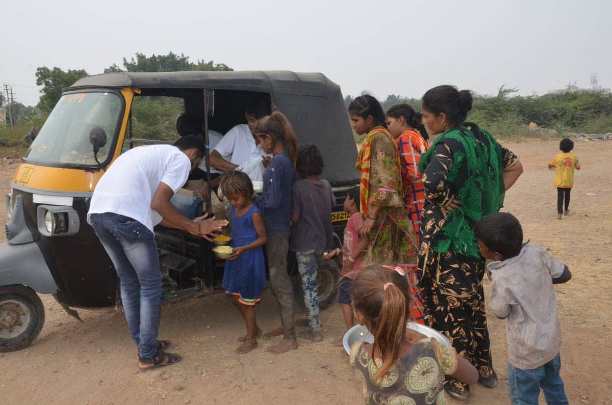 F1Humanity's tweet photo. First Humanity Foundation India Team Organize Food camp in Porbandar Gujarat our volunteer sourastra Gujarat head Sushil Modha. #AnupamaAgnihotri #firsthumanityfoundation #manisharanawat #tamilnadu #dubai #Mumbai #Gujarat #Varansi #india https://t.co/qf0Yj4o5sB
