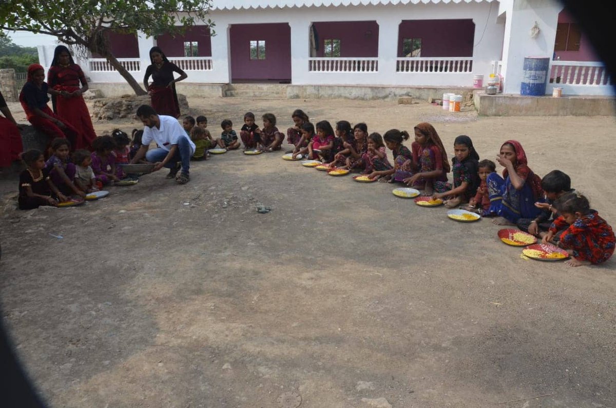 F1Humanity's tweet photo. First Humanity Foundation India Team Organize Food camp in Porbandar Gujarat our volunteer sourastra Gujarat head Sushil Modha. #AnupamaAgnihotri #firsthumanityfoundation #manisharanawat #tamilnadu #dubai #Mumbai #Gujarat #Varansi #india https://t.co/qf0Yj4o5sB