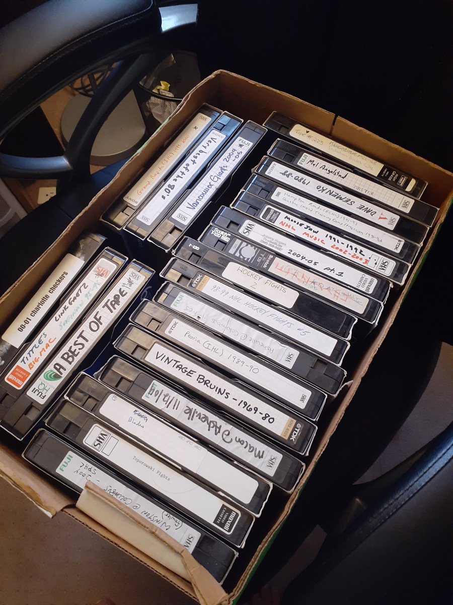 4thlineVoice's tweet image. #MovingProblems 
Taking this box down from closet shelf &quot;why is this so heavy?&quot; 

#OldSchoolProblem