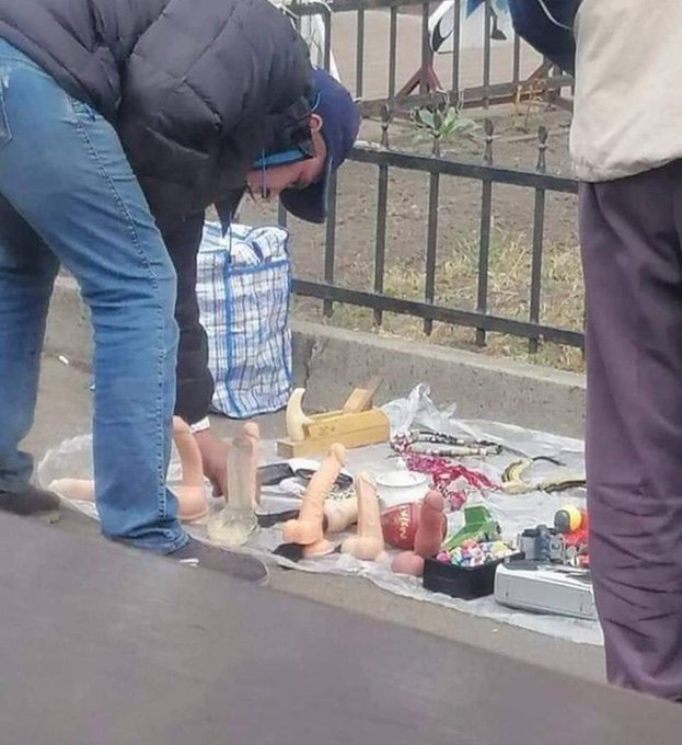 لطفا گاهی هم از دستفروشا چیزی بخرید حتی اگر نیاز ندارید؛ اینا همون کسایی هستن که نمیخوان گدایی کنن https://t