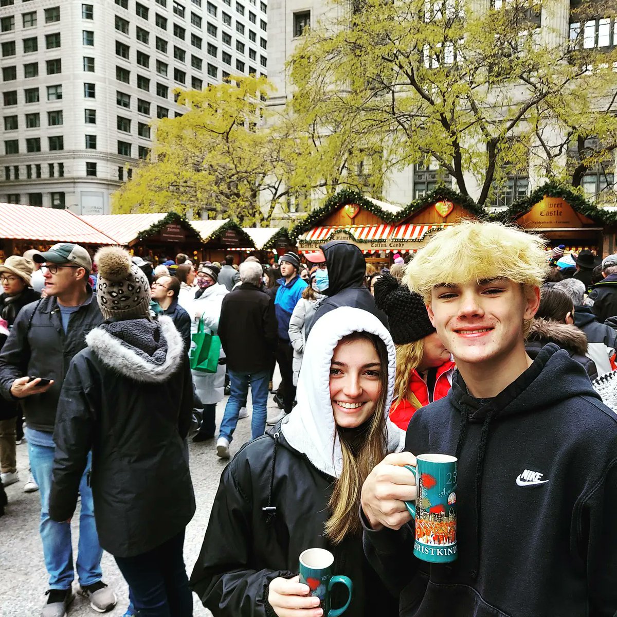 HerrProfHiggins's tweet image. Weihnachtsstimme in Chicago! Heute war es fast wieder beim Alten. #learngerman @PRGermanClub #christkindlmarkt2021 @PrairieRidgeHS @SKochPR #prexperience @AATGOnline