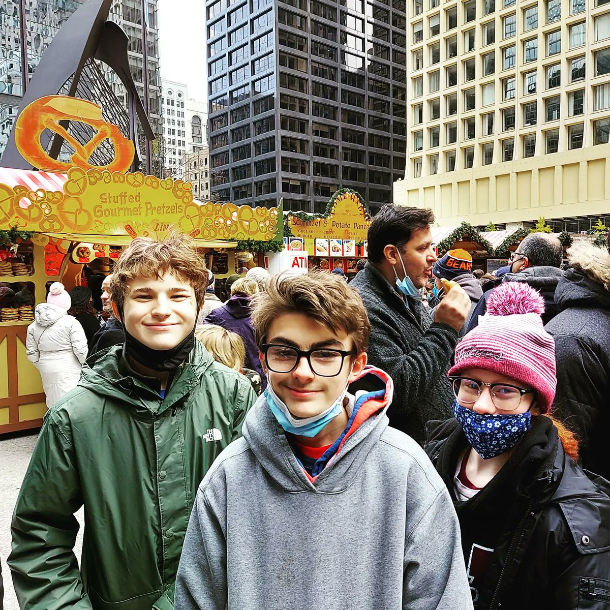 HerrProfHiggins's tweet image. Weihnachtsstimme in Chicago! Heute war es fast wieder beim Alten. #learngerman @PRGermanClub #christkindlmarkt2021 @PrairieRidgeHS @SKochPR #prexperience @AATGOnline