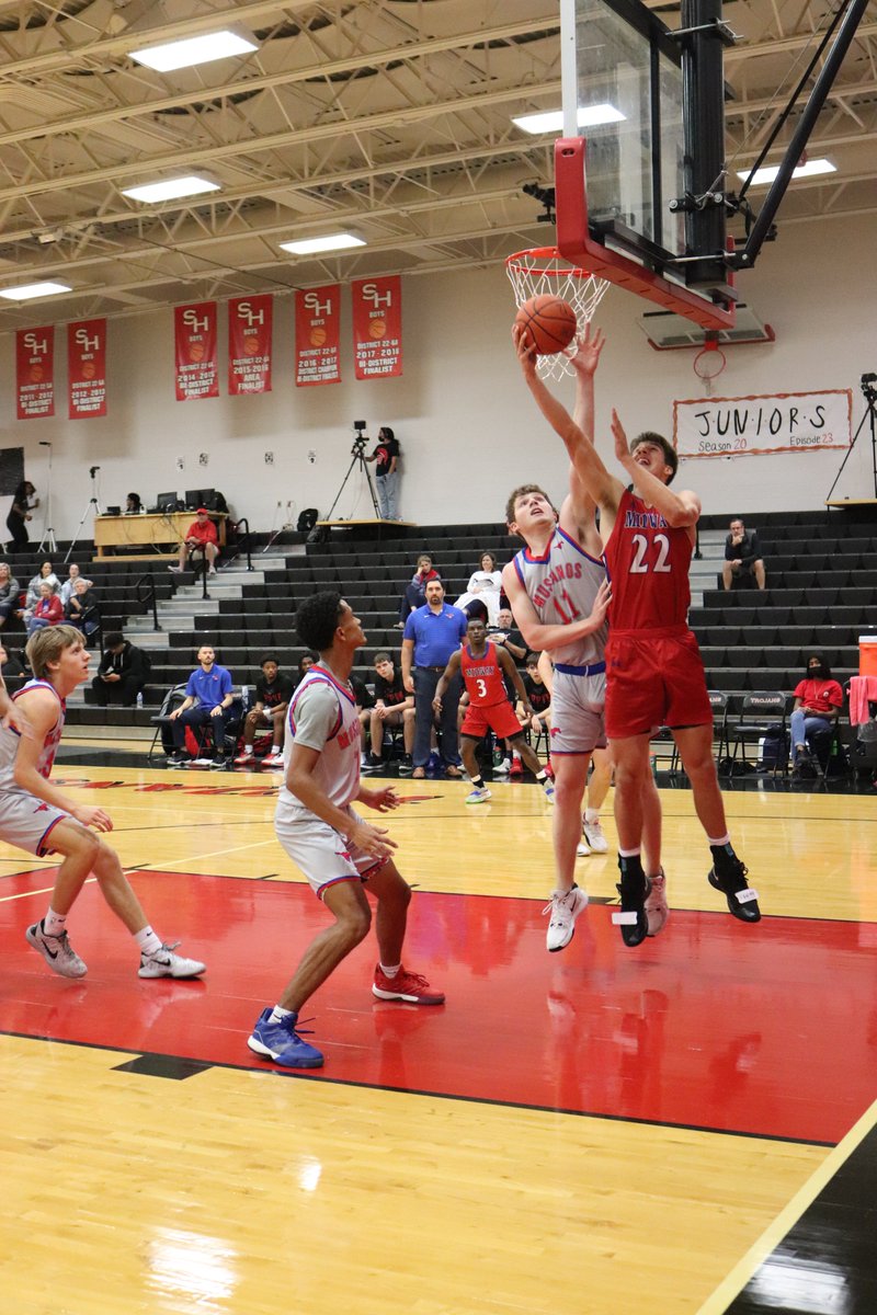 TXInvitational's tweet photo. Waco Midway vs. Grapevine~boys divison 2~ Gold Champ final~ 3rd quarter~ 45-35 Midway taking the lead
#GrapevineMustangs #MidwayPanthers #Midway @Grapevine_HS @GCISD @MidwayISD @GrapevineTXCity @Midwaypanthers https://t.co/QCO19ar5Mv
