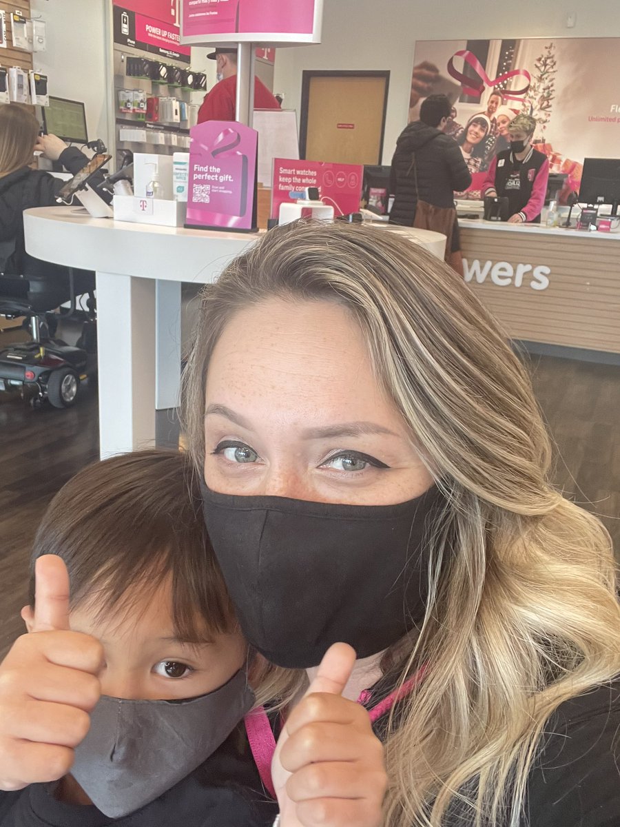 Jax needs to accompany me on more visits. Every store we’ve visited today has been packed! It must be no secret T-Mobile has all the deals!🤔💗 #MagentaLove #MagentaMagic <a href="/TMobile/">T-Mobile</a> @JacksonTingley @LeslieJohn214 <a href="/JonFreier/">Jon Freier</a> <a href="/TracyNolan_/">Tracy E. Nolan</a>