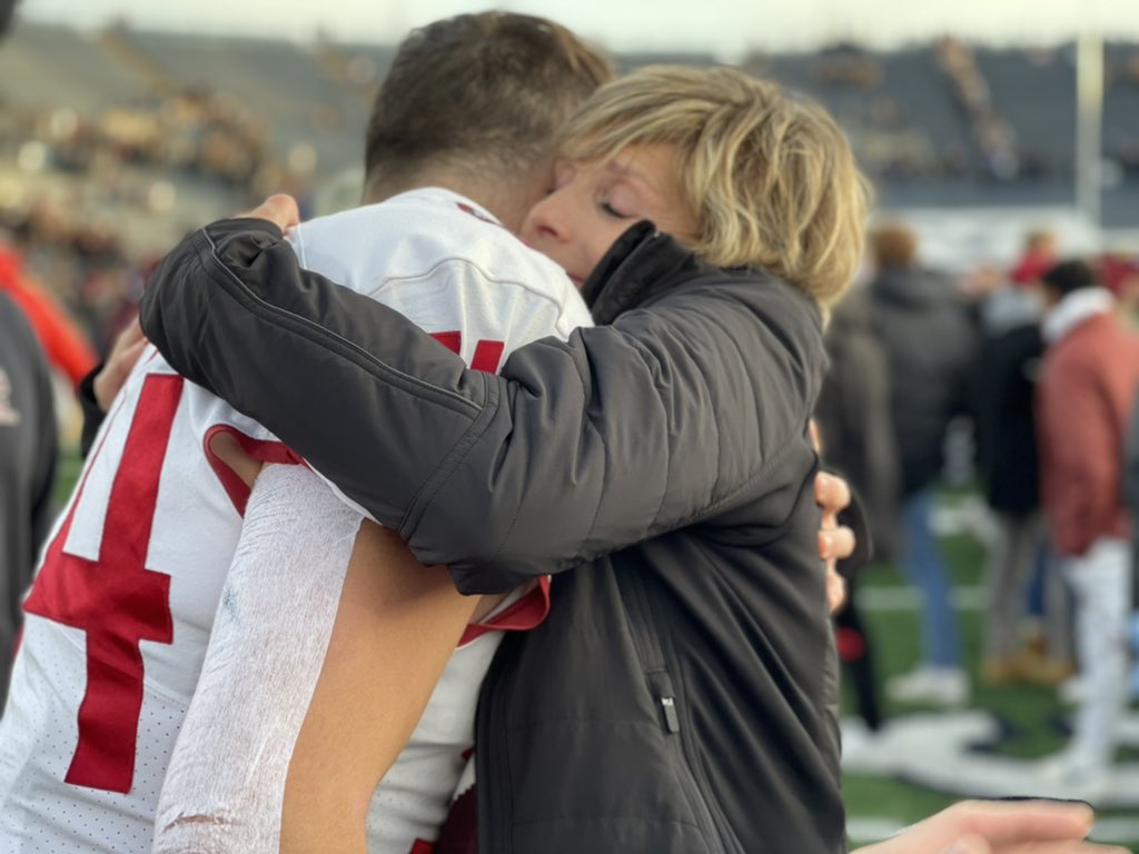 HarvardAlumni's tweet photo. Victory. Down with 27 second left, but Team Crimson never gave up and emerged victorious! 34-31 🎉 what an amazing game! #HarvardYale #OneCrimson @harvardcrimson https://t.co/i0oGhBQZwI