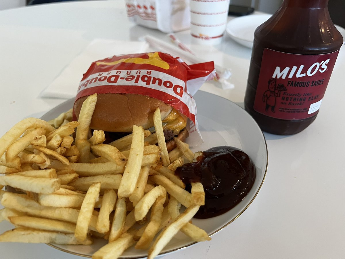 whanson1993's tweet photo. Best of both worlds @milosburgershop @innoutburger https://t.co/KFVKOndVnA