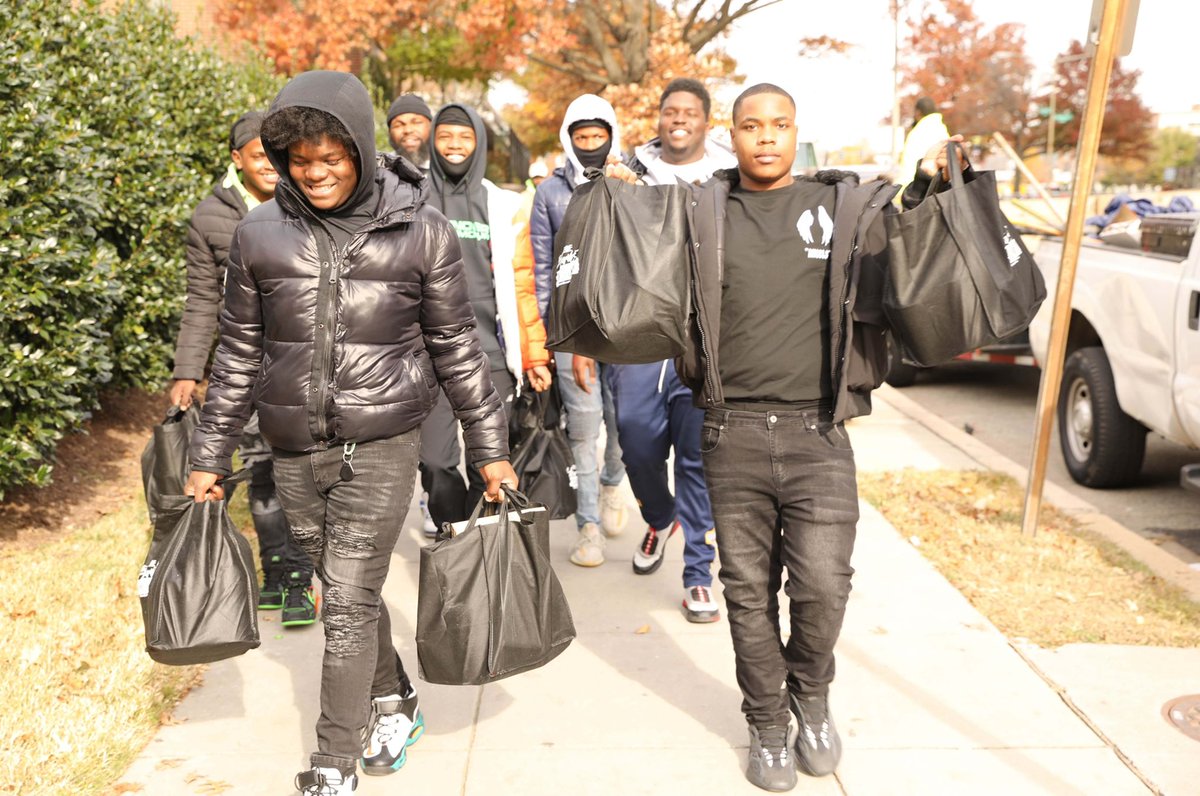 BallouKnightFB's tweet photo. Today, the Ballou Knights Football Coaches and Athletes Help Serve The Community By Handing Out Turkeys and Other Groceries For The Season. 

Creating better men will always be the goal of this program. It’s more to this game than football! 

#thatbilove 🅱️🅱️🅱️ https://t.co/mMqy6Iu4Wj