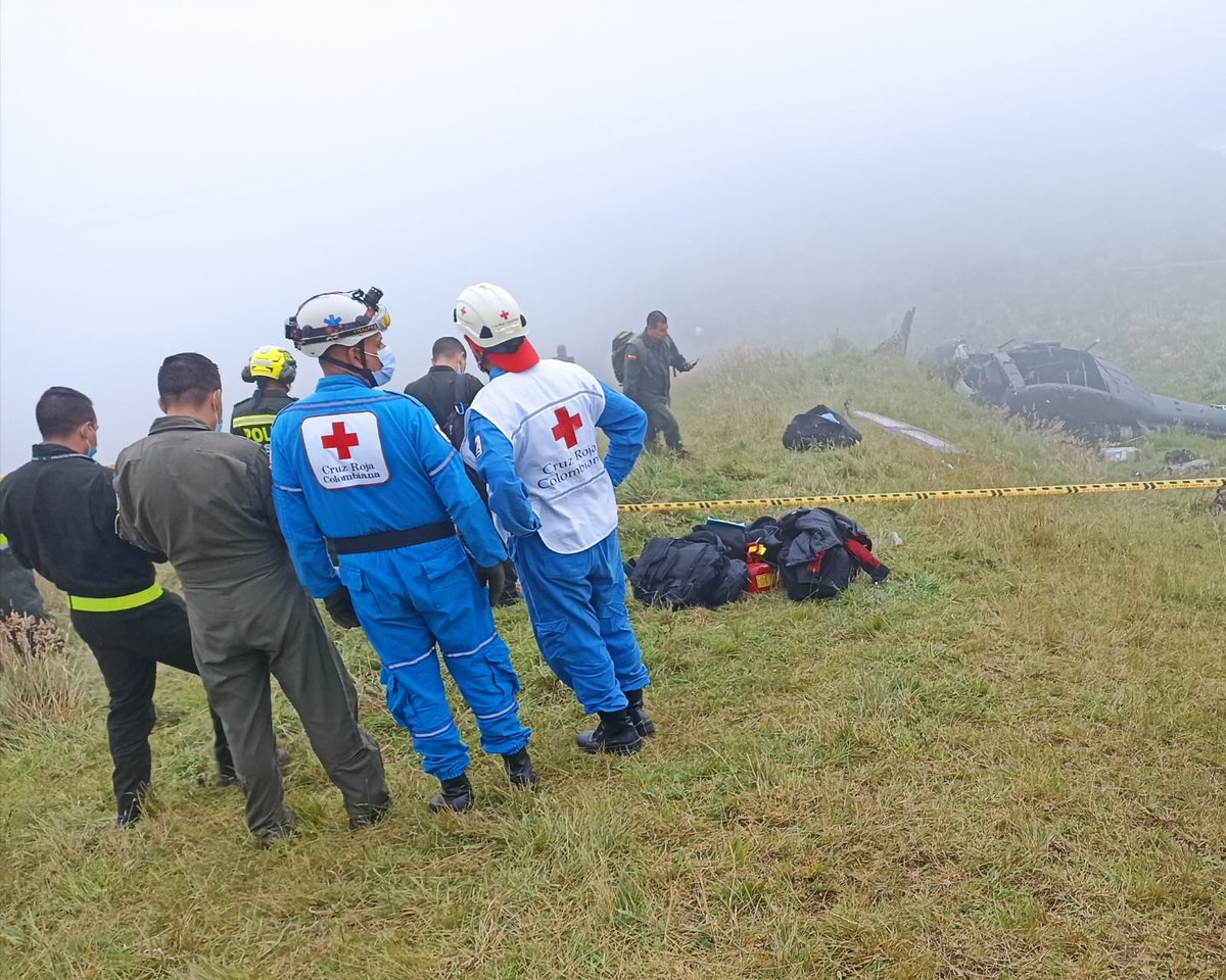 cruzrojabogota's tweet photo. Hace unos momentos, nuestros #Voluntarios de la @cruzrojabogota se dirigieron a socorrer a los heridos del helicóptero que cayó en el municipio del Rosal, en #Subachoque.

#Ayuda #Socorro #Helicoptero #sabado https://t.co/MhKJTy4fV0