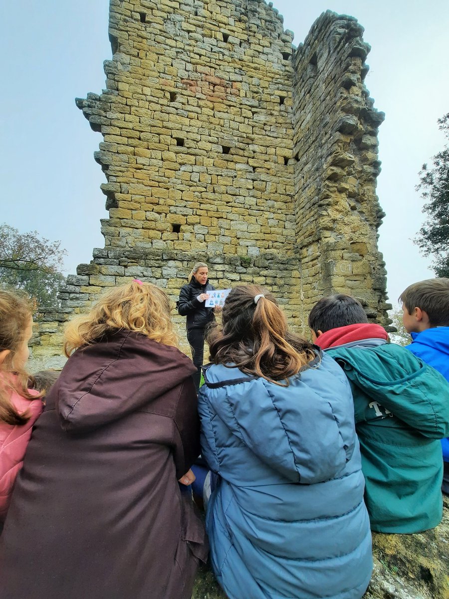 elroserstjulia's tweet photo. 🇬🇧 Primary 3rd level students went to see Bellpuig castle. There is still a legend of it and there, our English teacher  explained it. We discovered many things. There was a secret mine and...#sortidaescolar #ajuntamentsantjuliadevilatorta #elroserstjulia #castellbellpuig https://t.co/Mm8isWqHQL