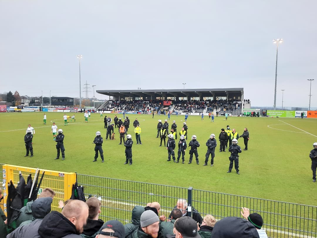 FasziFankurve's tweet photo. In #Velbert kam es zu Auseinandersetzungen zwischen #Polizei &amp; #Preußen #Münster-Fans. Der Abbruch der #RegionalligaWest-Partie wurde angedroht, nachdem sich die Pause verlängerte. Bericht mit Fotos &amp; Videos vom umstrittenen Polizeieinsatz: #KFCSCP #SCP06 
https://t.co/jMRIXTPb2S https://t.co/5BHkUQKr2r