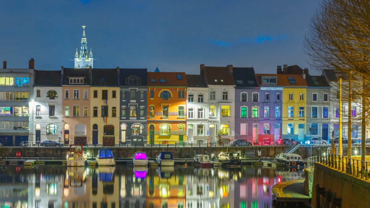 FolletMichel's tweet photo. Eerst zetten ze hun stad in lichterlaaie en dan blazen ze alles op. Not very Gently.
Ik leef weer mee met alle marktkramers en kermismensen. https://t.co/HHqj2n4XT8