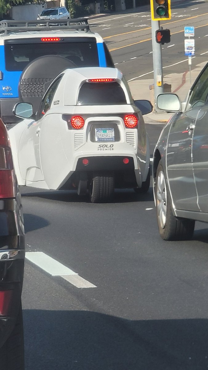 PeterAshworth4's tweet photo. @electeamechannica saw this highly innovative electric car (?) today. The 3 wheel Solo Premier. Very, very cool. https://t.co/FKwDjqcLer