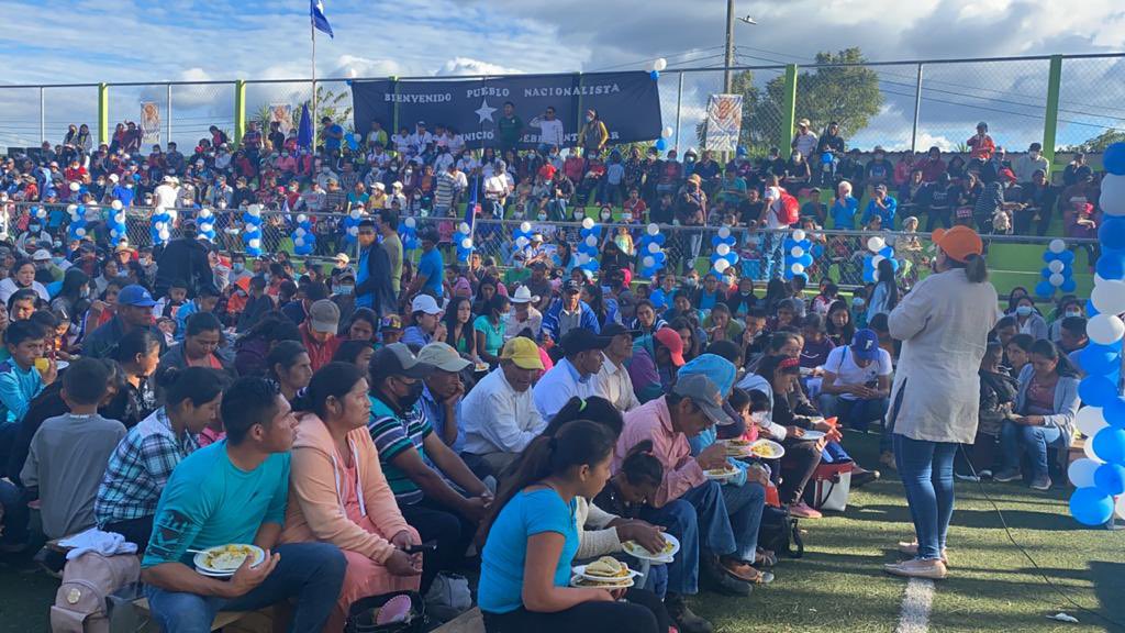GladisDiputada's tweet photo. 📍Opatoro, La Paz. 

Gran caminata y cierre de campaña #PapiALaOrdenPresidente, Alcaldesa 
 Dunia Martinez, Diputados del #EquipoDePapi 25,26,27.

El pueblo de Opatoro le dijo: ¡No al comunismo, no al aborto! 

#PapiEsDiferente
#DiputadosLaPaz 
#DuniaAlcaldesa https://t.co/ae3RLu5f1y