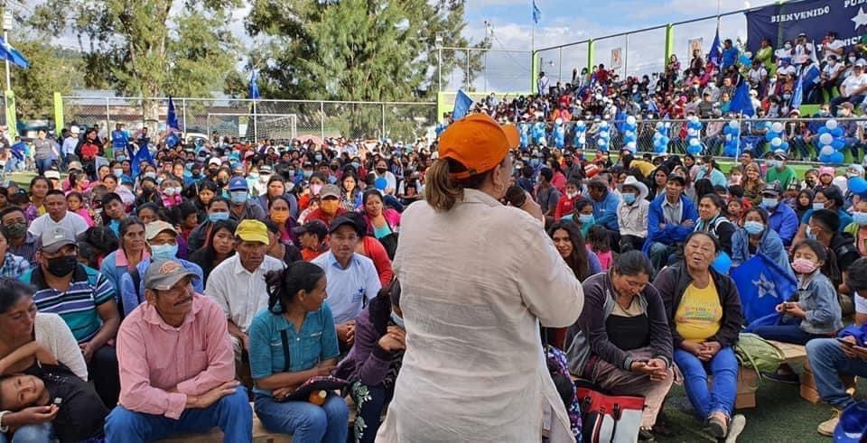 GladisDiputada's tweet photo. 📍Opatoro, La Paz. 

Gran caminata y cierre de campaña #PapiALaOrdenPresidente, Alcaldesa 
 Dunia Martinez, Diputados del #EquipoDePapi 25,26,27.

El pueblo de Opatoro le dijo: ¡No al comunismo, no al aborto! 

#PapiEsDiferente
#DiputadosLaPaz 
#DuniaAlcaldesa https://t.co/ae3RLu5f1y