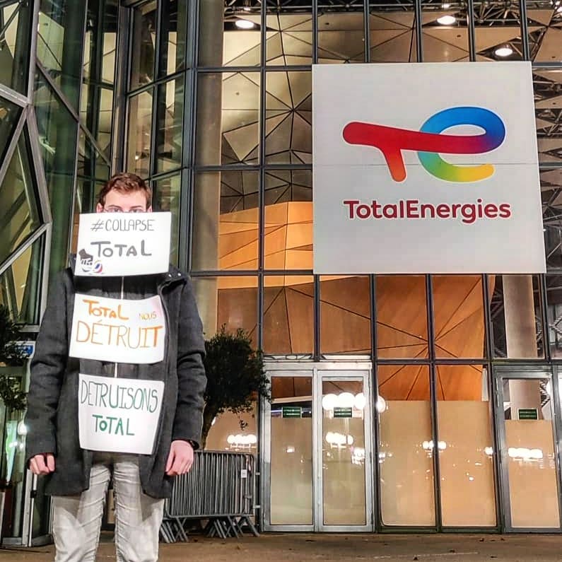 erwan_ncls's tweet photo. Campagne #CollapseTotal par @Youth4Climatefr et @GlasgowAgreeme2 🔥

J'ai rendu une petite visite à Total à la Défense 👊

Mes affiches m'ont invisibilisé comme #total essaye d'invisibiliser son impact sur l'environnement. https://t.co/aQEVNXPgMX