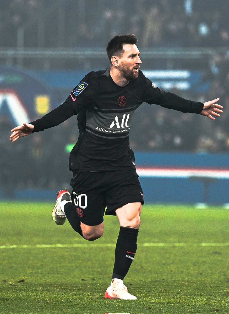 AtaqueFutbolero's tweet photo. Na, mirá lo que está esa casaca negra del PSG, por el amor de Lionel. https://t.co/UDshXrx50d