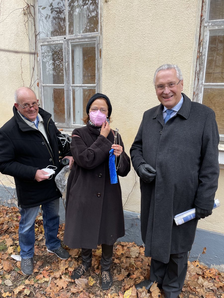 SBalleis's tweet photo. Der erste Schritt zum „Haus des Jüdischen Lebens in Erlangen“
Besichtigung der Immobilie in der Bismarckstr. 
Herr Innenminister Joachim Herrmann, Vorsitzende der Jüdischen Kultusgemeinde Erlangen Ester Limburg-Klaus und Christof Eberstadt
Beauftragter der alten Jüd. Kultusgem. https://t.co/Kz5eEQNP4C