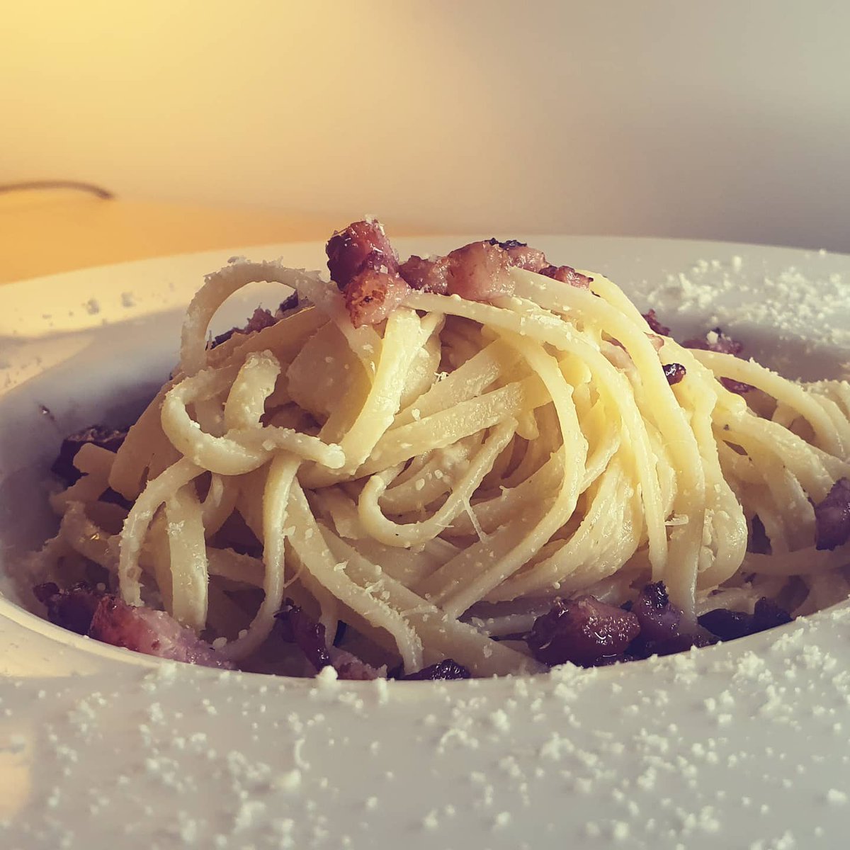 thbeardedchef's tweet photo. Simplicity on a plate!

Pimenton picante chicken, guanciale, lemon, linguine, parmigiana reggiano sauce

Aka "pasta carbonara"

Childs main menu for a private dining event.

#shropshirechef #kidsmenuprivatedining #carbonara https://t.co/2YBNTBCxlh