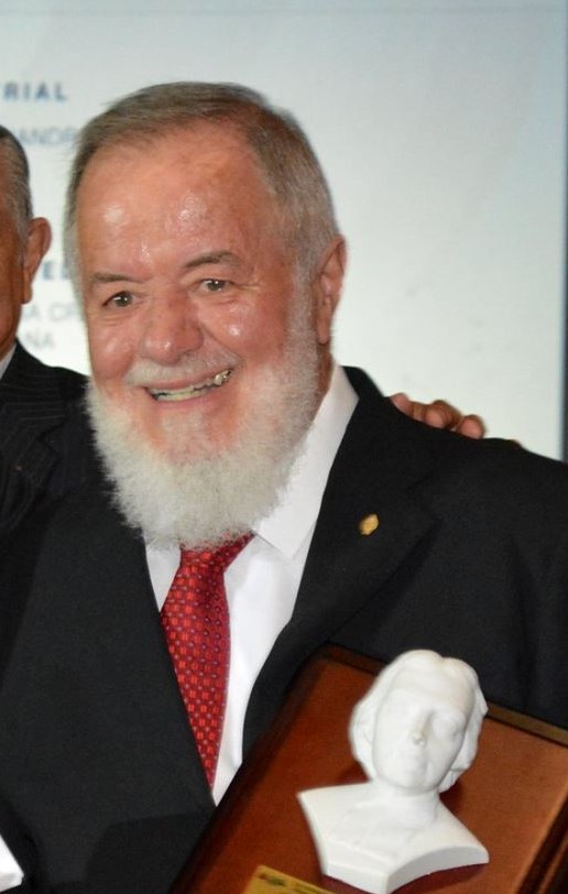 davidfsc's tweet photo. ¡GRACIAS A DIOS POR EL DON DE TU VIDA Y TU VOCACIÓN! Duele saberlo y reconforta que lograste tu anhelo: perseverar y alcanzar el cielo. Gracias por tu alegría, intensidad y cariño. Prepárame un lugar allá padrino. Sigue pidiendo por mí.
Descansa ya en paz, querido Hermano Pancho. https://t.co/9iNo0y9gT0