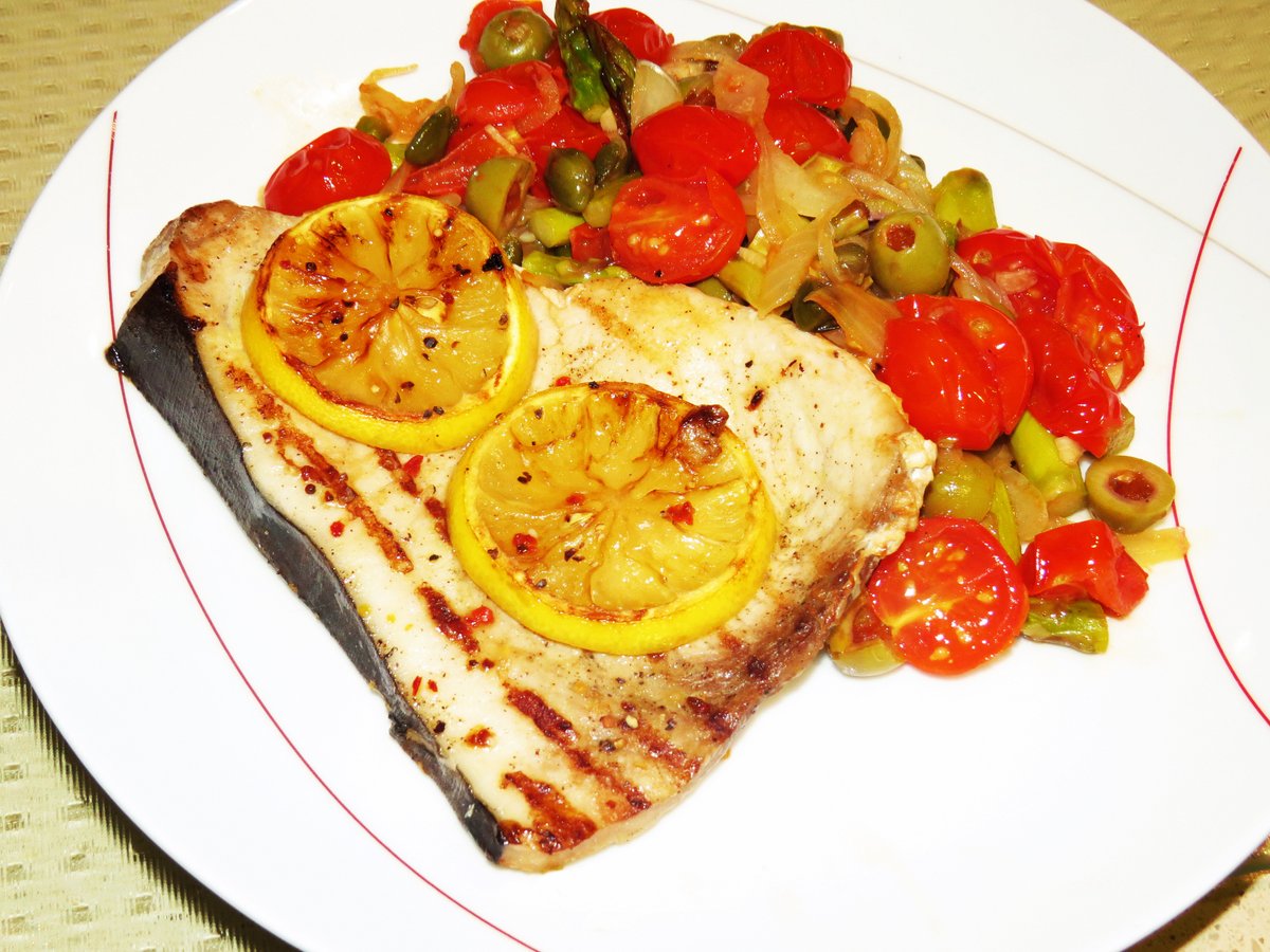 YouCookIt_net's tweet photo. A tutto #pesce con questo saporitissimo #PESCESPADA 🐟 AL #LIMONE 🍋 CON #VERDURE

#ricetta qui ➡️ https://t.co/G6ncZuNdFE https://t.co/n7lpTky568