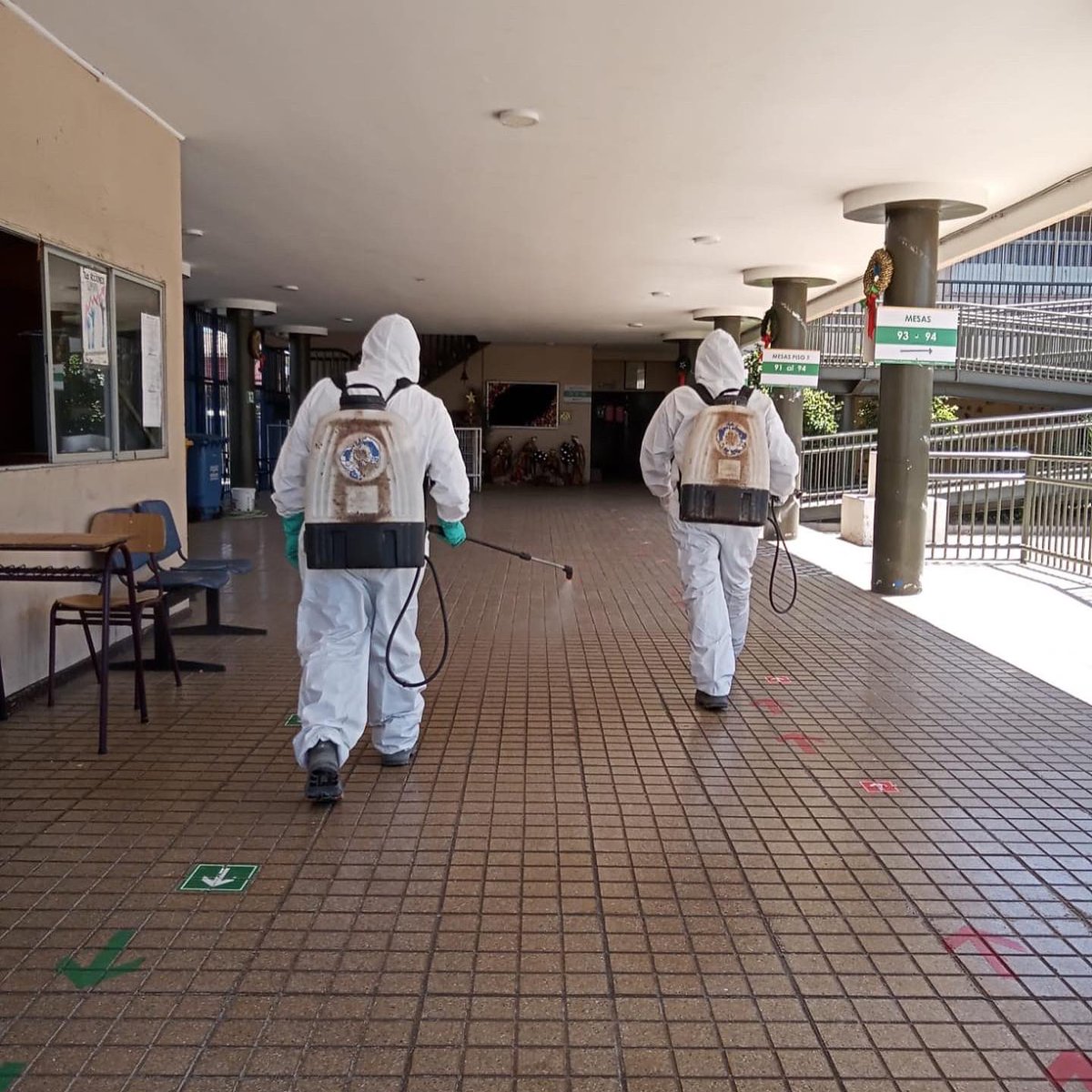Nuestro súper equipo Municipal están trabajando para poder garantizar que todas las medidas sanitarias están al 1000%.
Hoy Sábado  20 de Noviembre se sanitizan todos los centros de Votación para mañana.
Esta todo dispuesto en #Colina para que puedas cumplir con tu deber Cívico.